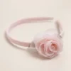 Vincha rígida con 1 flor de organza