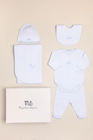 Ajuar: Body, ranita, manta, babero, gorro bordado