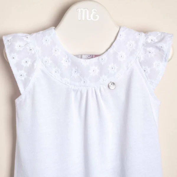 Body de algodón combinado con broderie de algodón en el canesú y dije de nacar Anto