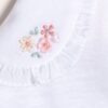 Body de algodón pima peruano con cuello bordado y dije con logo Nani
