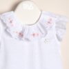 Body de algodón pima peruano con cuello de voile bordado y dije con logo Alma