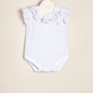 Body de algodon pima peruano con cuello de voile bordado y dije con logo Alma Body de algodón pima peruano con cuello de voile bordado y dije con logo Alma